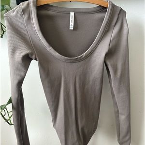Aritzia Sunday best long sleeve bodysuit taupe size M